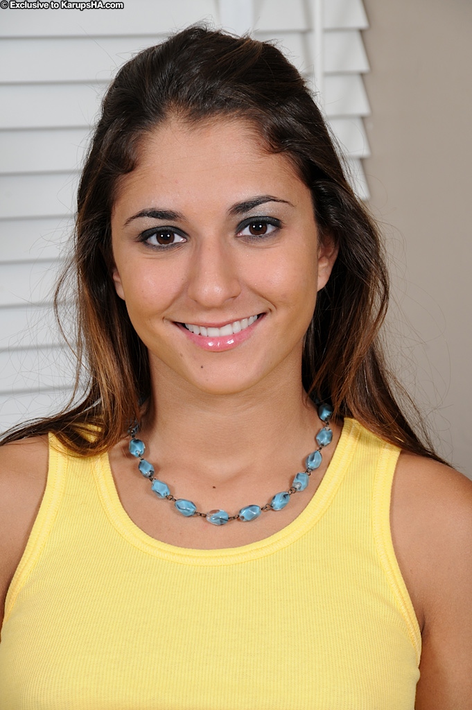 Freche Emiliana Grey Zieht Sich Aus Und Masturbiert