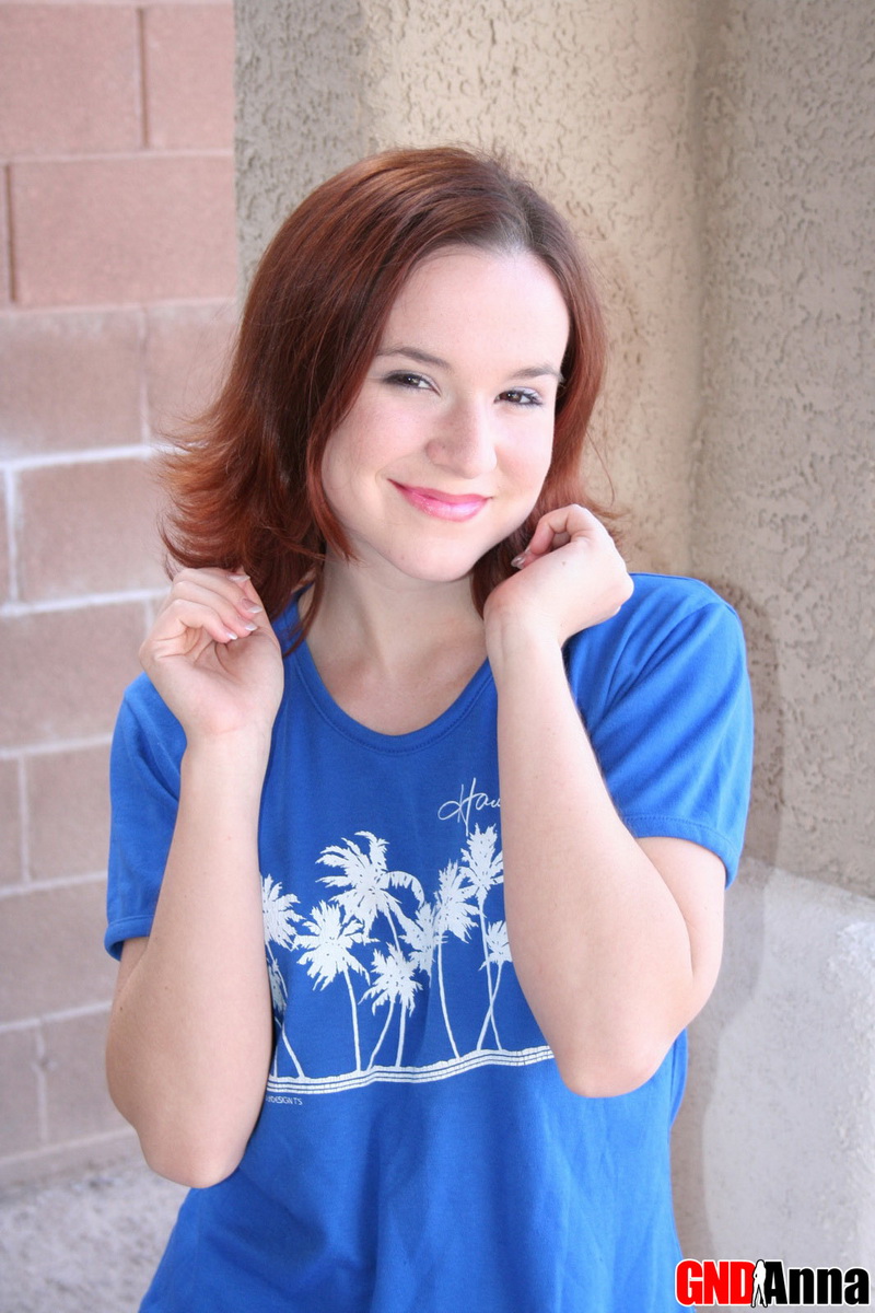 可爱熟女安纳贝尔·李全裸后交叉双腿