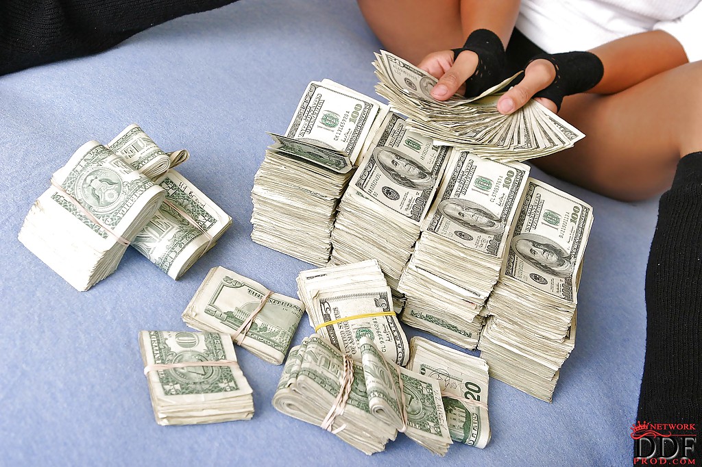 魅力女人戴着墨镜脱内衣揉阴蒂