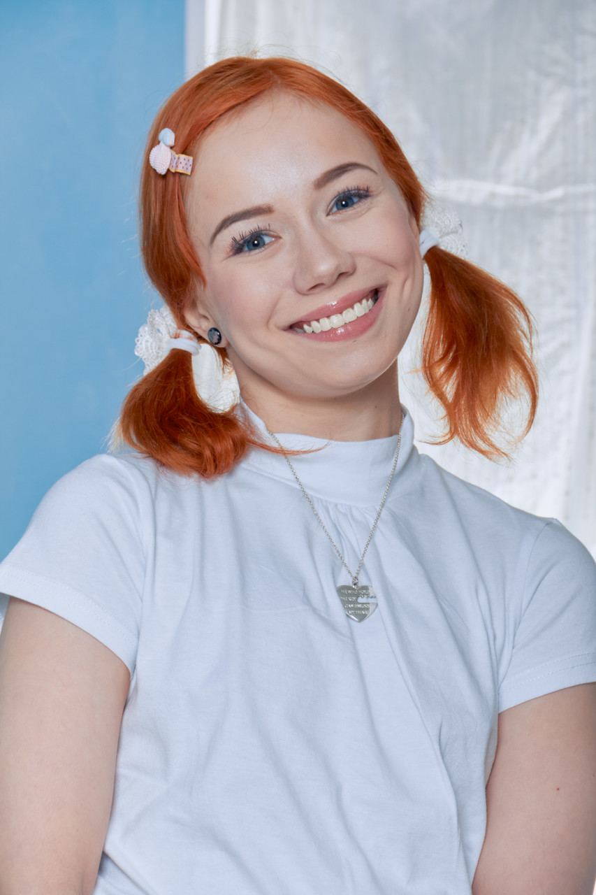 红发少女基拉·罗勒掀起格子裙迎接深肛撞击