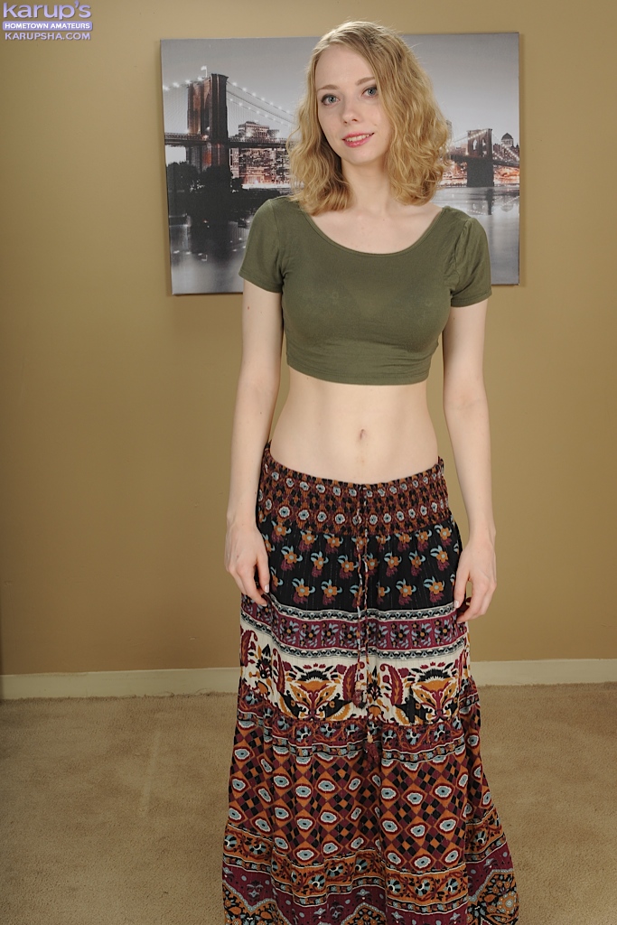 セクシーな金髪素人ドーン・ブルックスが小さな胸を見せて大きく開く