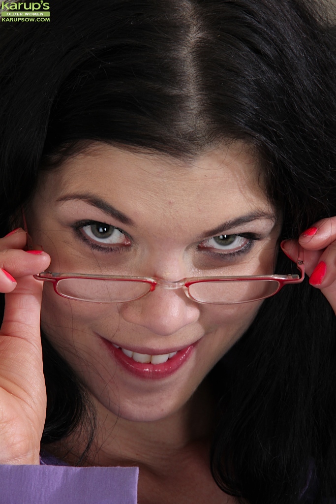 الأم الجذابة المرحة تكشف عن ثدييها الكبيرين بحلمات مثقوبة وكسها المغري