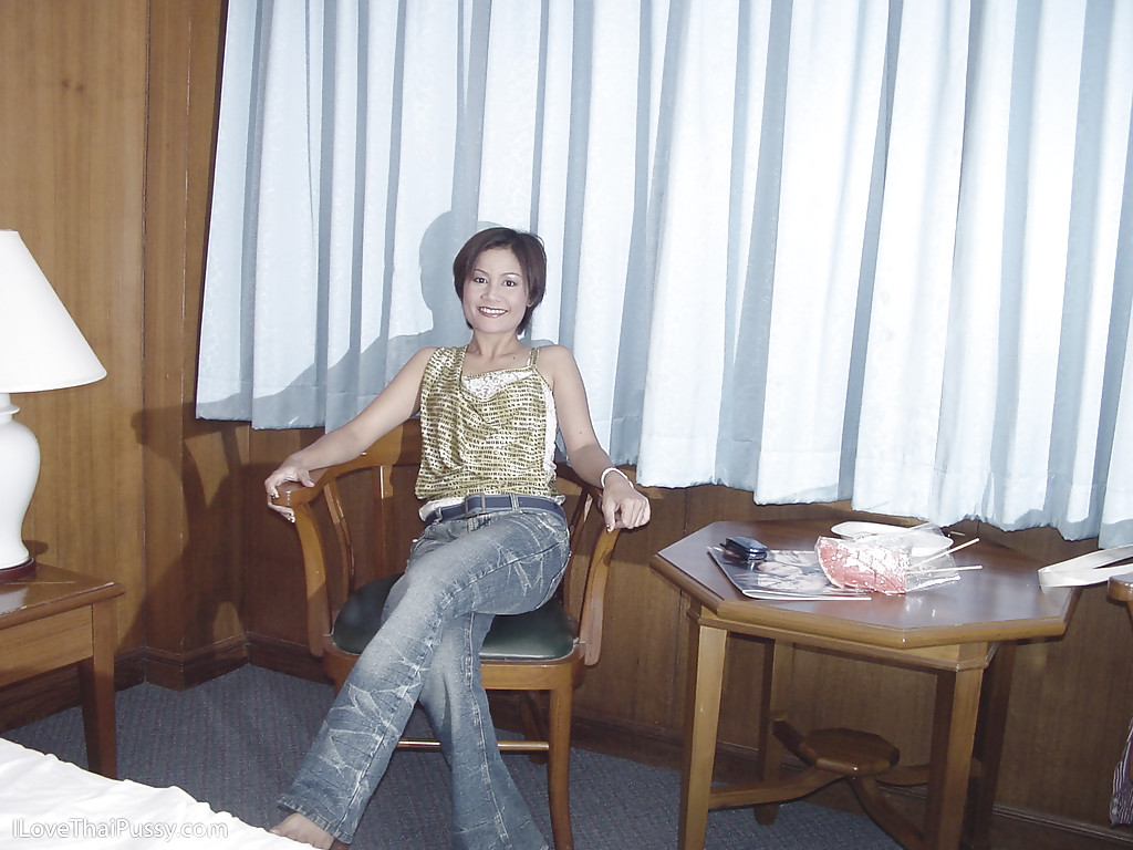 驚くほど美しいアジア美女がベッドで服を脱ぎ、玩具で遊ぶ