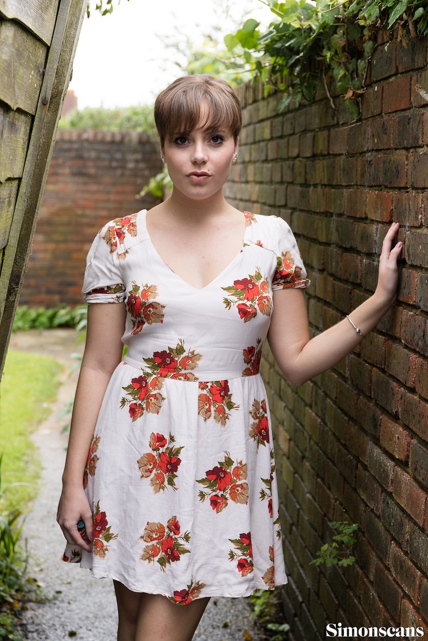 业余女孩穿环乳头在小巷小便