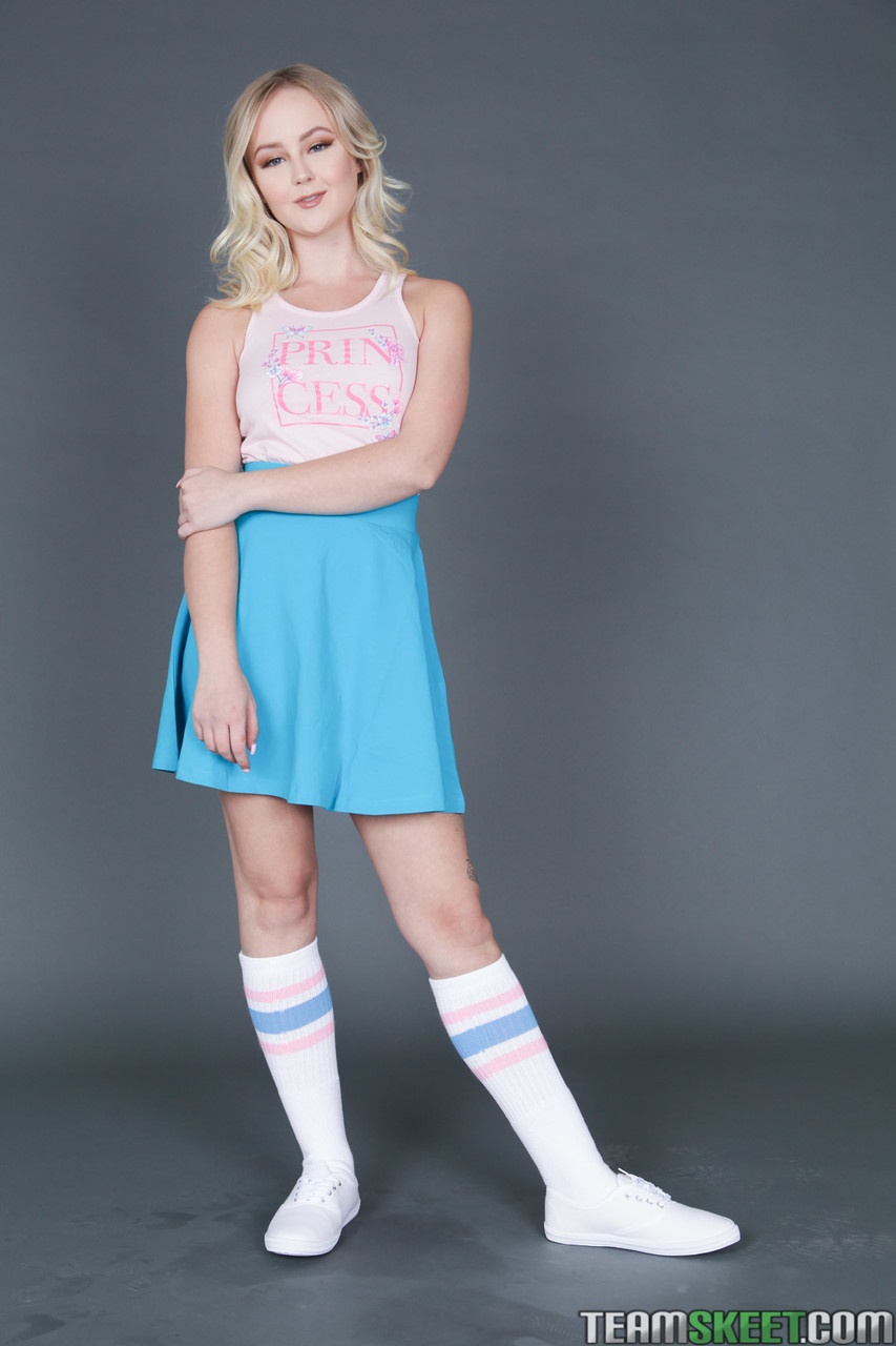 激しいセックス後のいたずら好きな金髪ナタリア・クイーンへの粘着顔射