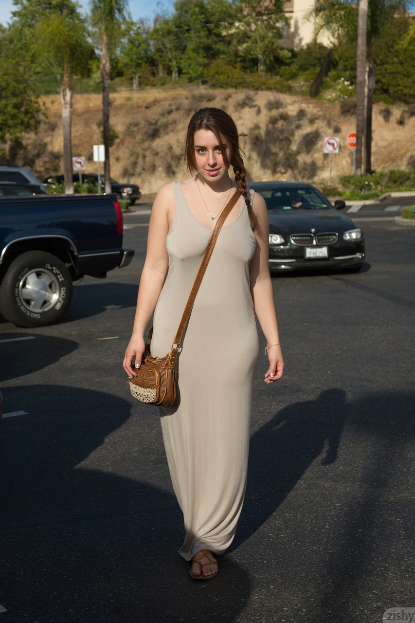 लैनी मोर्गन किशोरी सुंदरी सार्वजनिक में बड़ी छातियाँ और चिकनी योनि दिखाती है