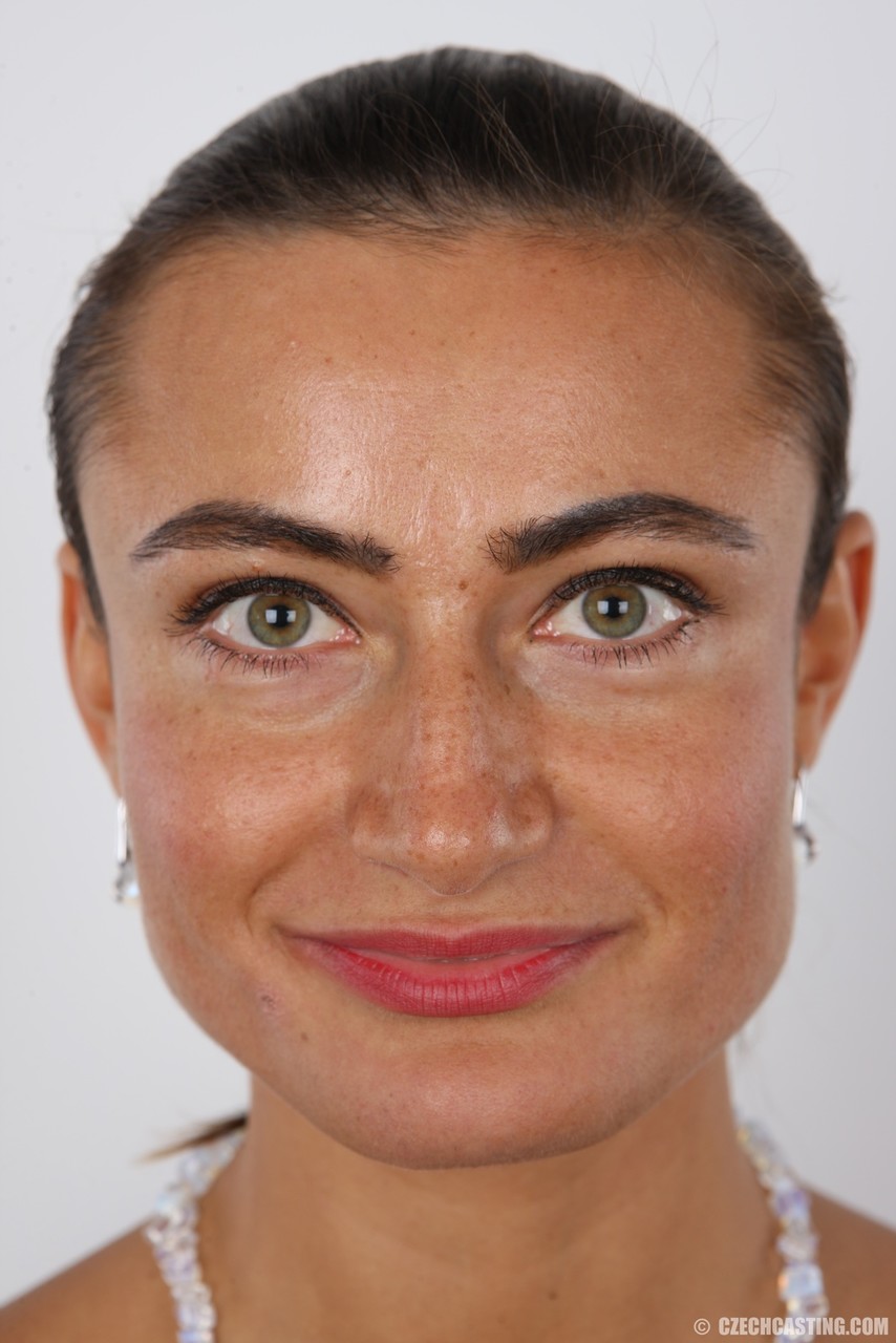 पक्की पावला कास्टिंग में छोटे स्तनों के साथ नग्न पोज़ देती है