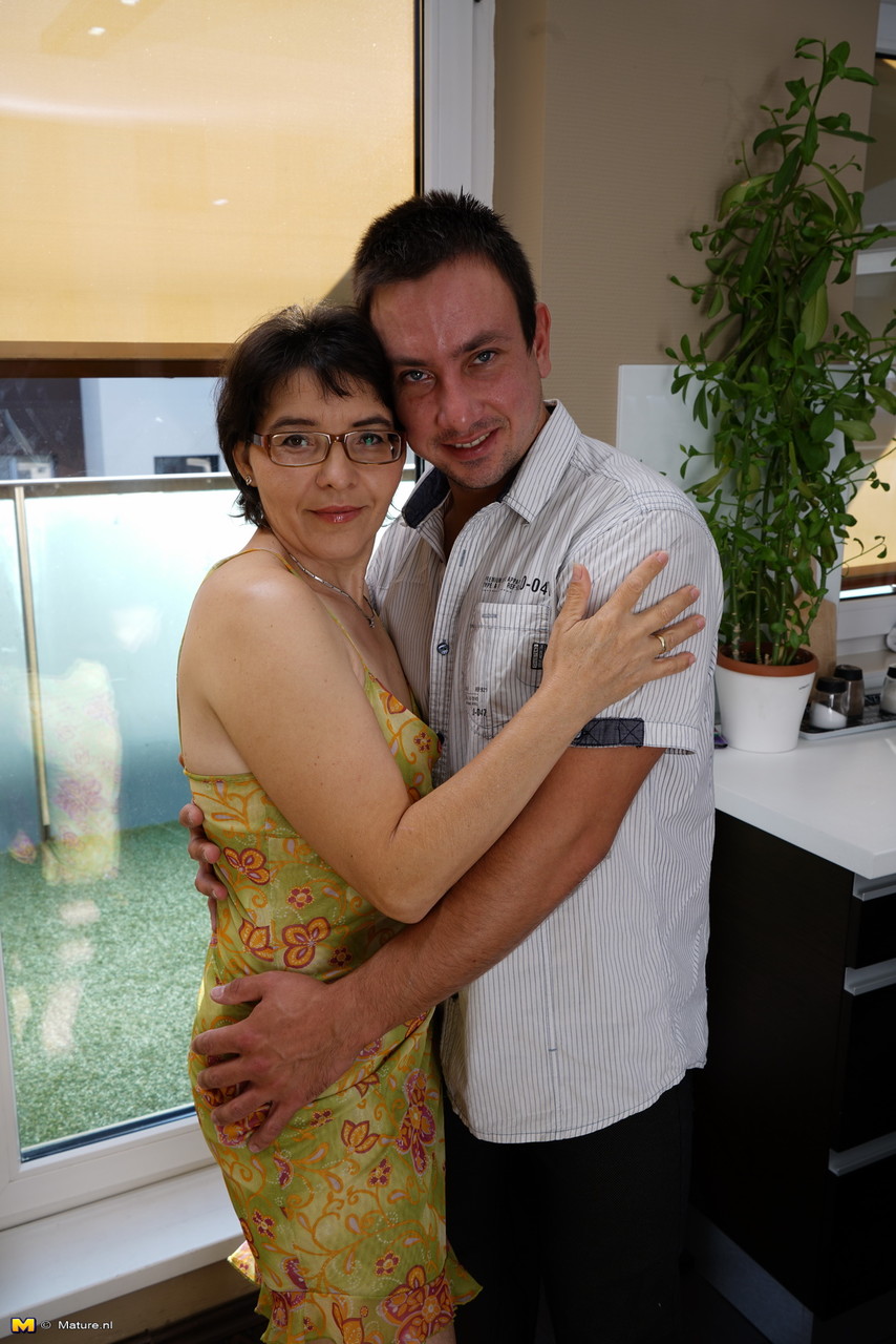 खिलौना लड़के को बड़ी दादी द्वारा चूमा और सहलाया जाता है रसोई में चुदाई से पहले