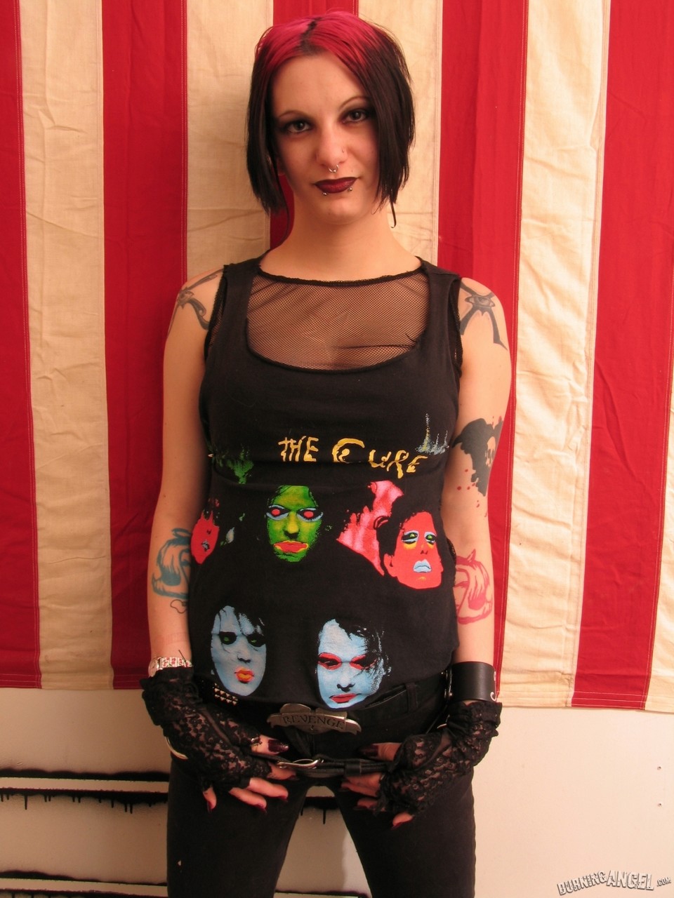 ゴスギャルルが服を脱いで巨乳と重度ピアスのマンコを見せびらかす