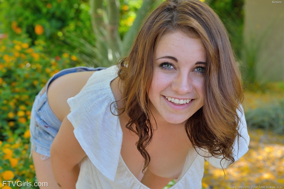 戶外美艷棕髮少女把蔬菜塞進肛門