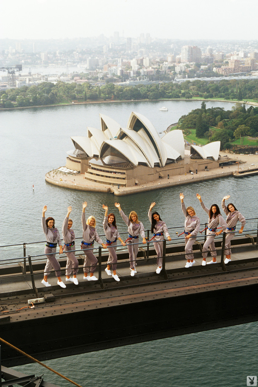 Пышные Плейбой Центрфолды Наслаждаются Прогреванием Своих Больших Грудей На Австралийском Солнце