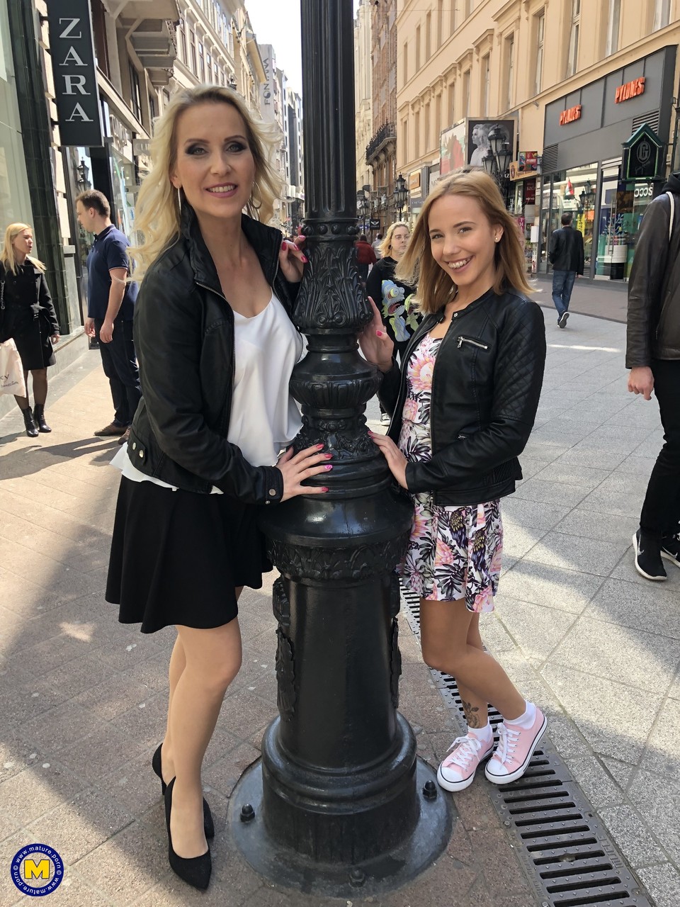 मीठी शौकिया बेब्स जूलिया पिंक और पॉपी प्लेजर अपनी सेक्सी पैंटी दिखाते हैं