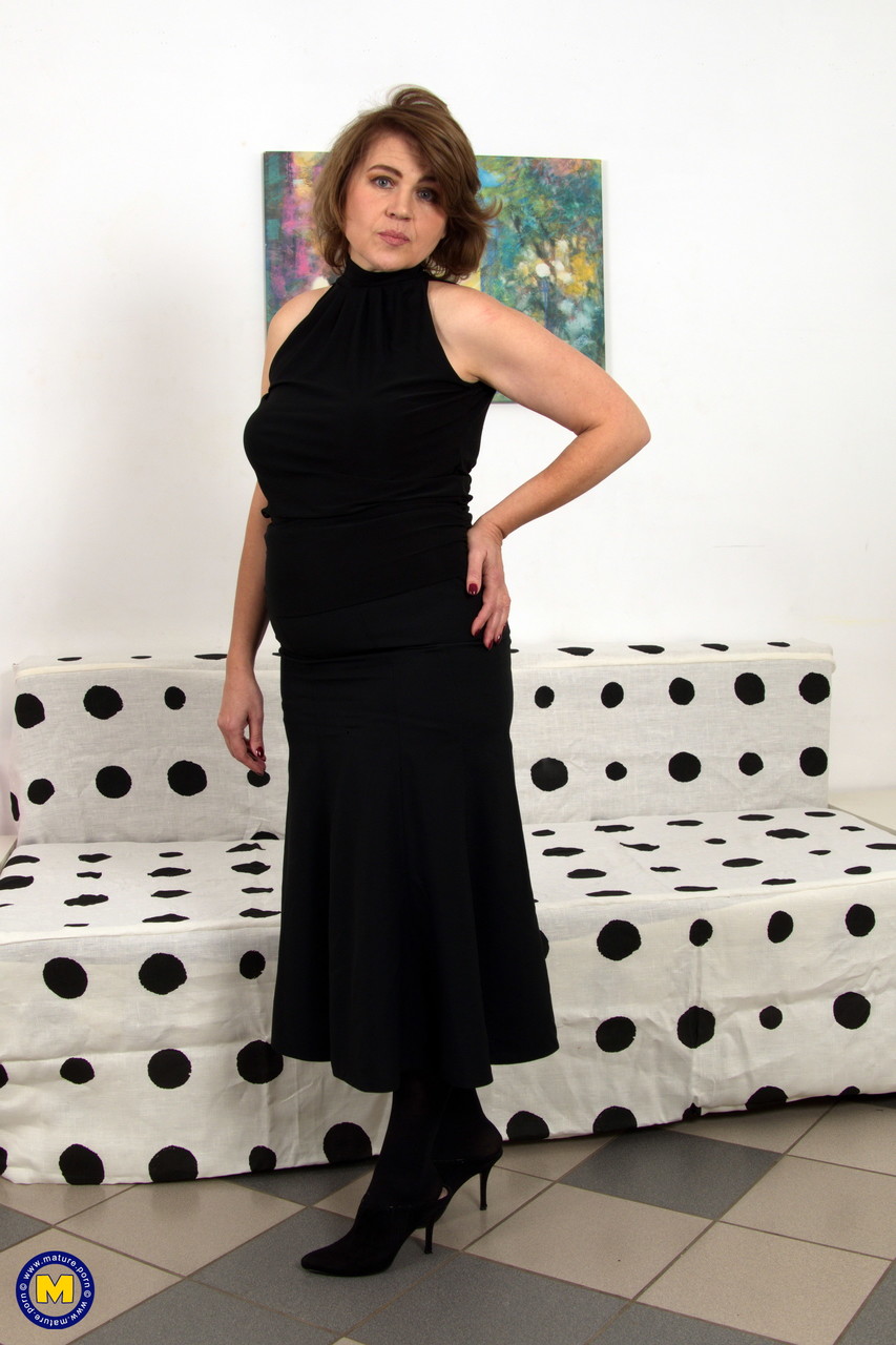 सेक्सी परिपक्व लारिसा घर में अकेली लंबे डिल्डो से मुठ मारती हुई