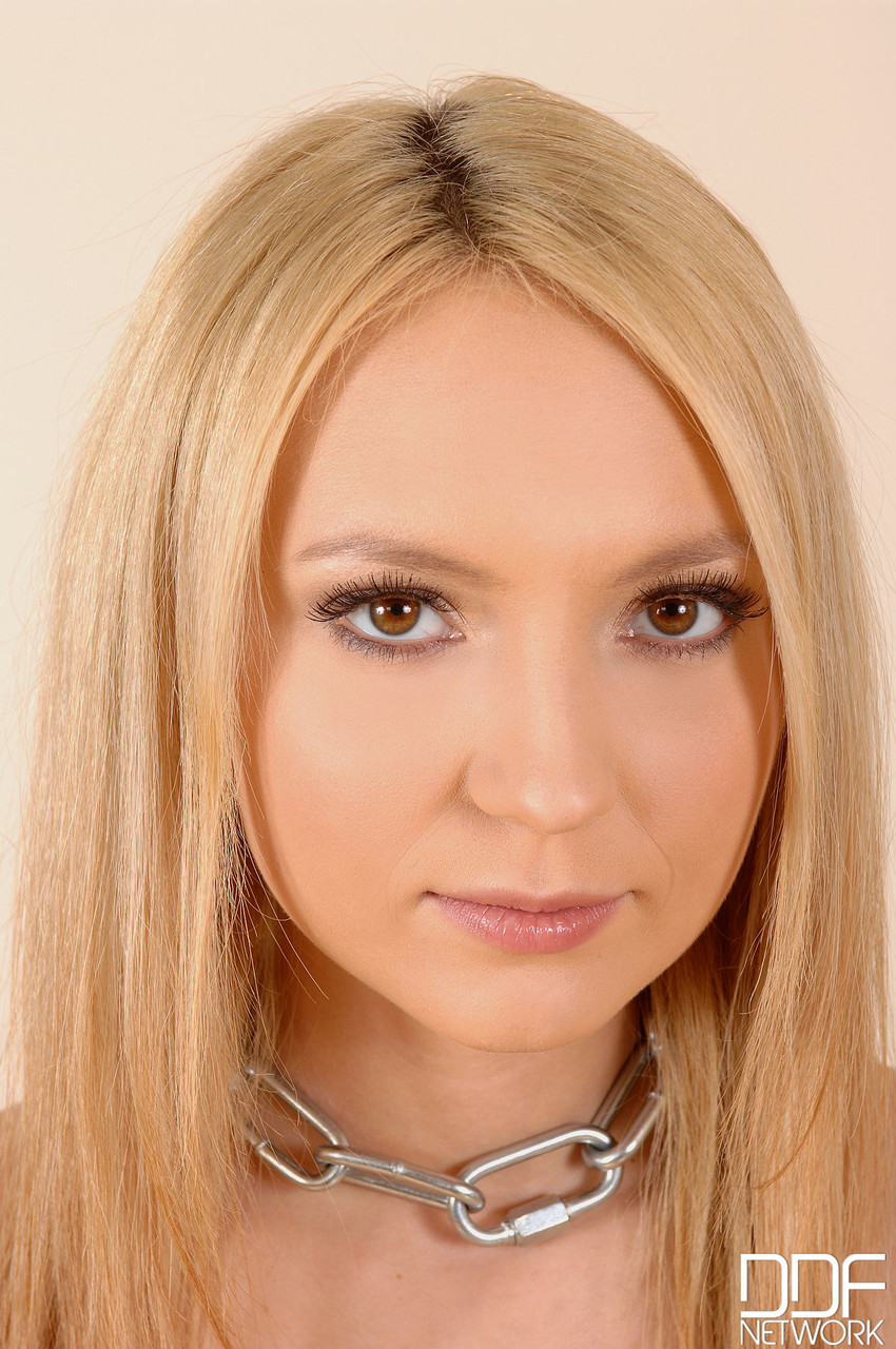 Nataly Von Dominatrice Montre Ses Lèvres De Chatte Pendant Une Séance Bdsm