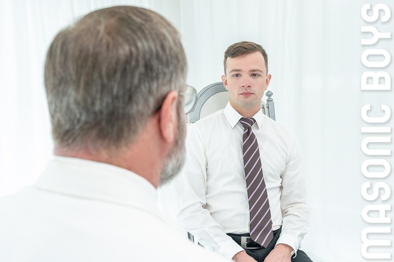 マスター・ウェストンが小柄なツインク弟子ランドをフェラのために脱がせる