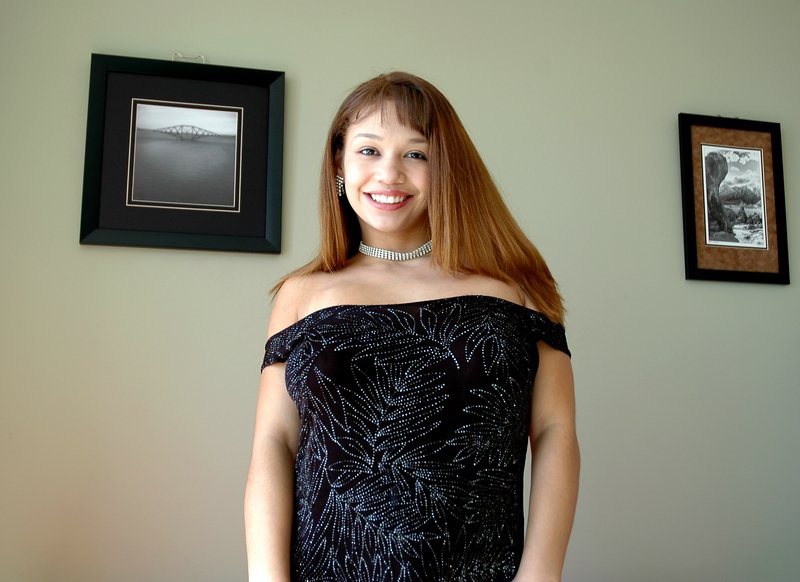 大胸拉丁丰满 Destiny Summers 展示紧致小孔