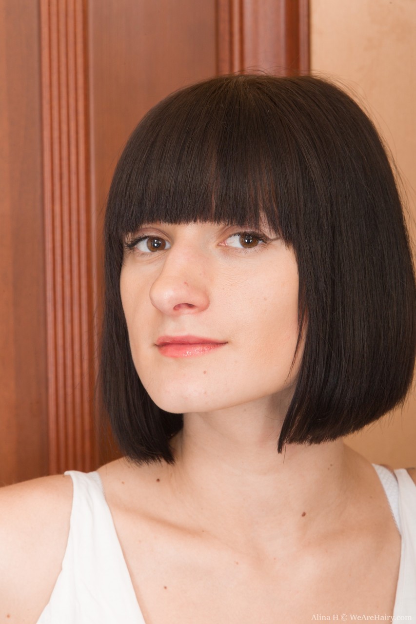 乌克兰丰满的棕发女郎阿丽娜H脱衣并露出她的毛茸茸的阴道