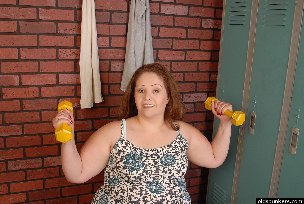 Reife Mollige Cyn Entkleidet Sich