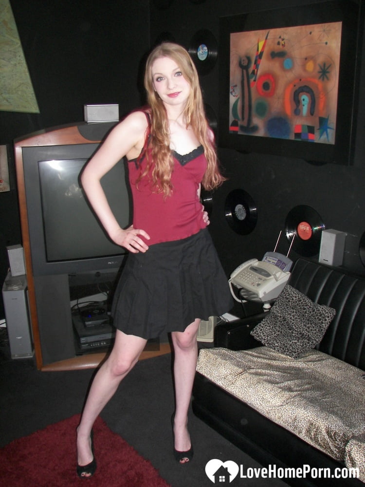 Amatrice Blonde Et Sa Petite Copine Chaude Se Déshabillent Et Se Goûtent La Bite