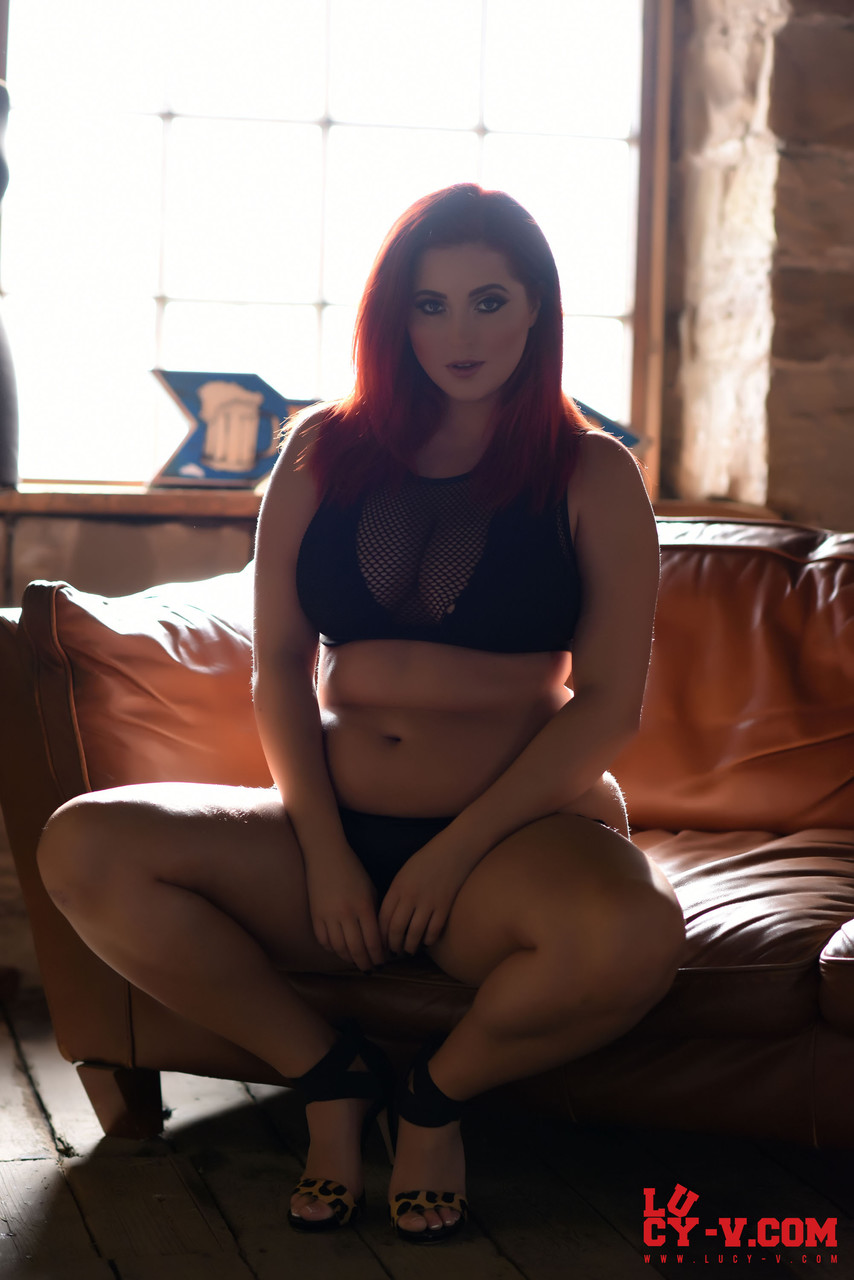 赤毛のルーシーVがTバックでソロで天然巨乳を披露