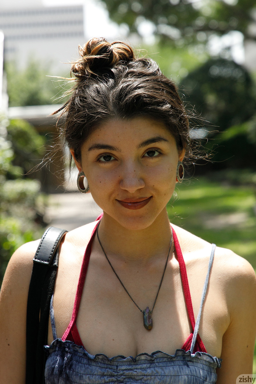 Amateur 美女 Adriene Macedo 在热辣比基尼中摆姿势时露出乳头