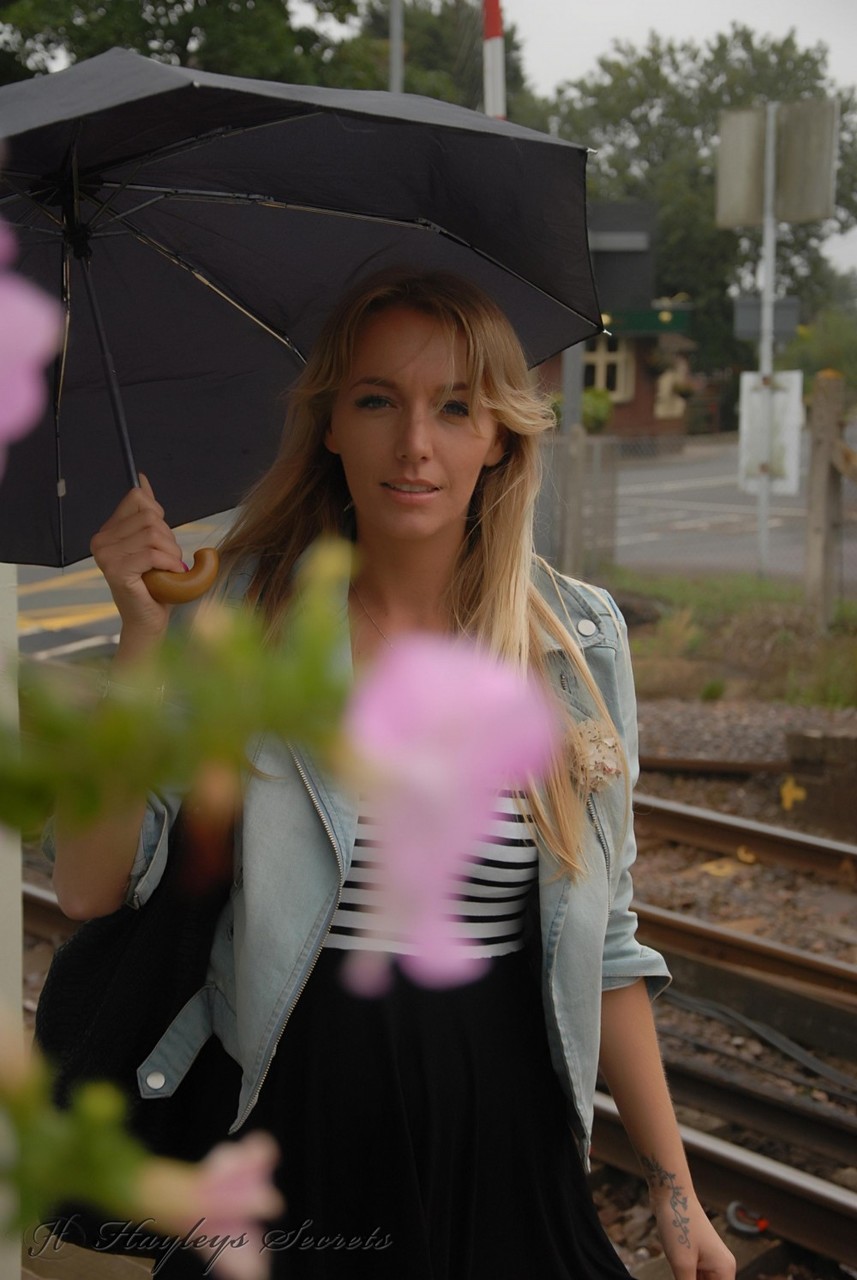 الشقراء البريطانية الجميلة هايلي ماري كوبين تكشف عن صدرها الكبير ومهبلها في الأماكن العامة