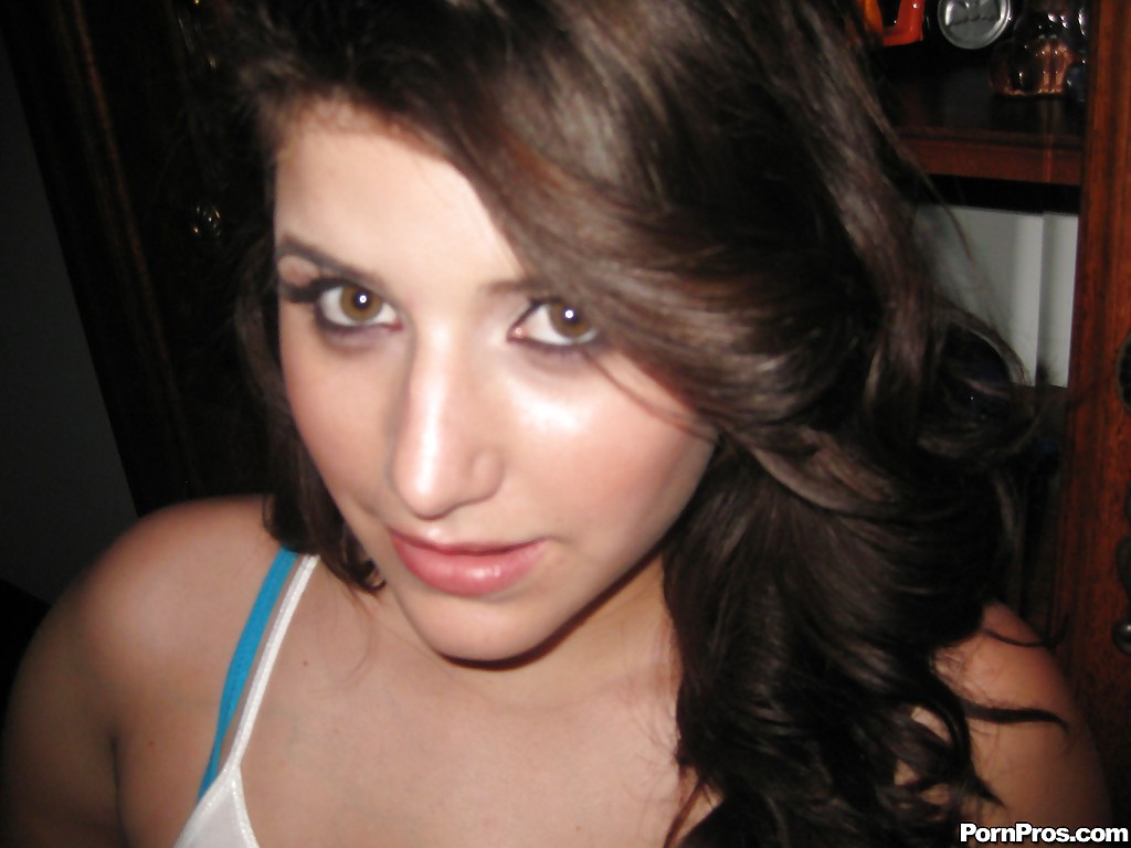 素人エヴァ・ディオールが巨乳を見せて足を開く