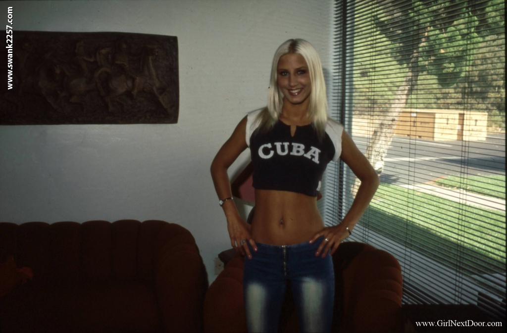 फॉक्सी अमेच्योर सामी ब्राइट अपने कपड़े उतारते हुए और अपनी योनि को अपनी उंगलियों से चिढ़ाते हुए