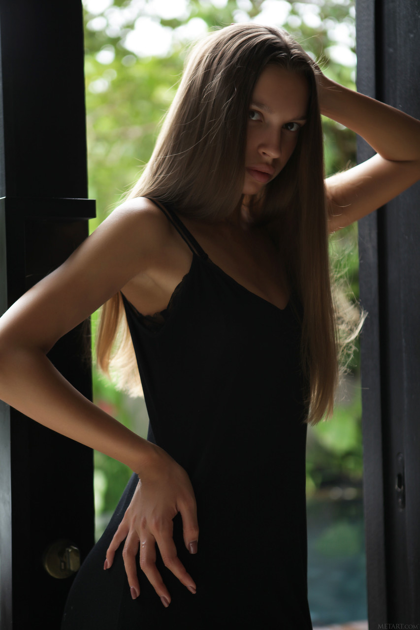 المراهقة الجذابة إلين تتعرى تمامًا وتُظهر ثدييها الكبيرين المذهلين