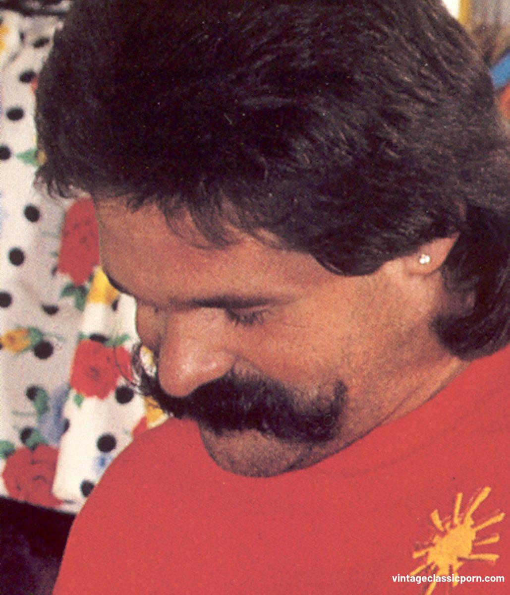 毛茸茸的黑发跨性别者与朋友进行硬核肛交