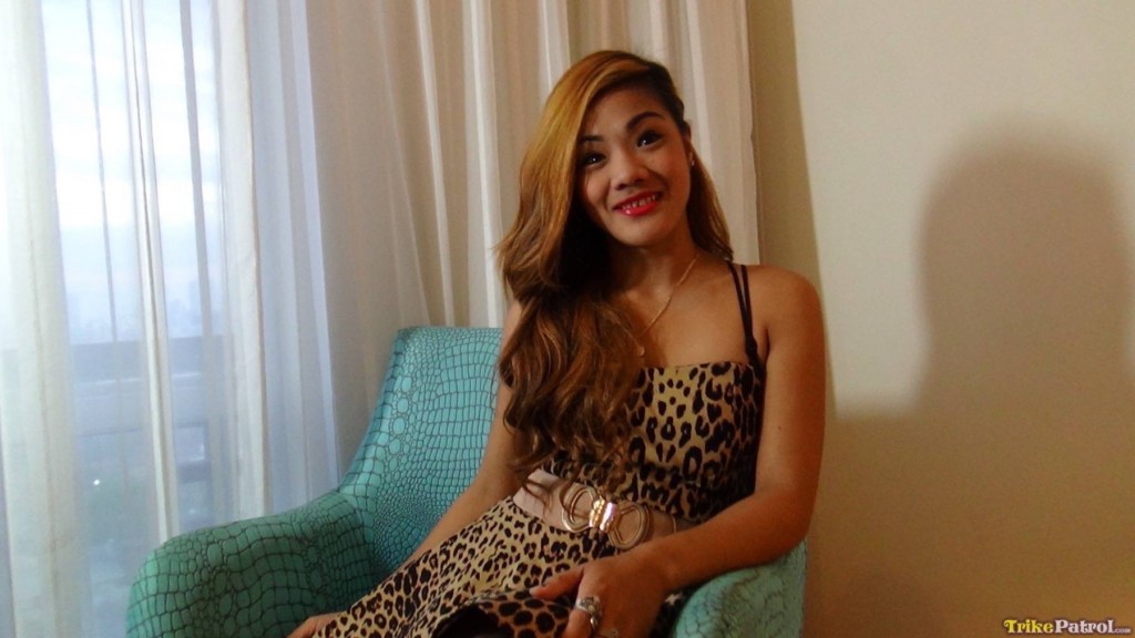 莫妮克同意在硬核性爱视频中被钉在镜头前