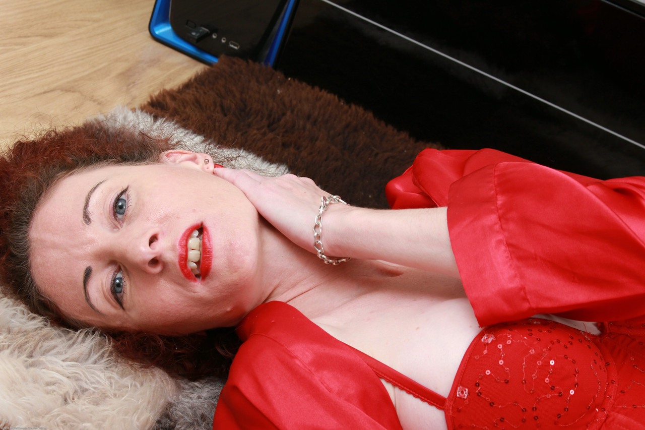 Scarlet Louise: Redheaded Amateur Solo Fingering While Posing