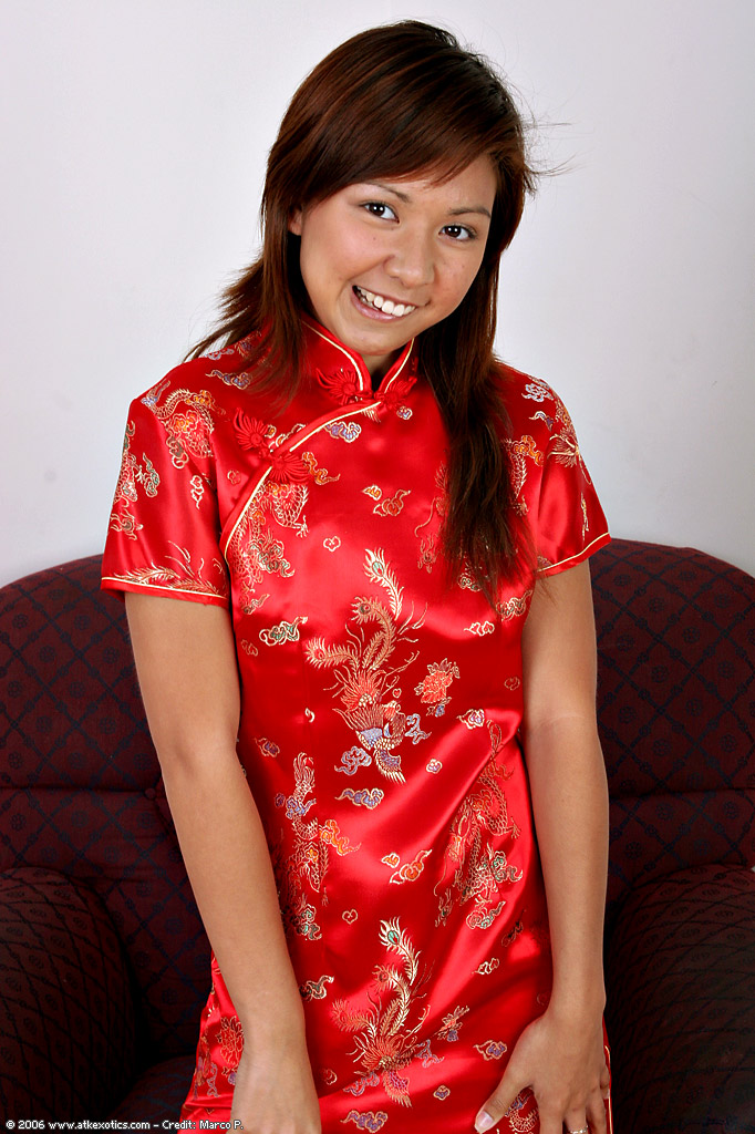 Naked Amateur Latina Solo Girl Spreads Shaved Pussy