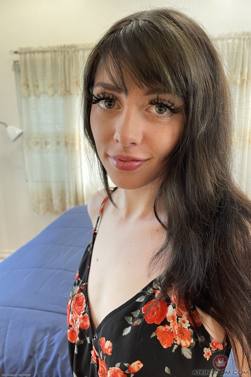 纤细美人Kitty Cam脱掉内裤并展示洞洞和大屁股