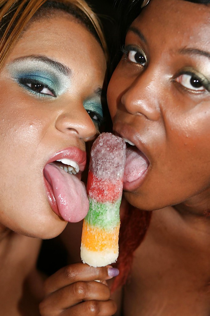 黑人熟女共享冰棒和巨大黑屌