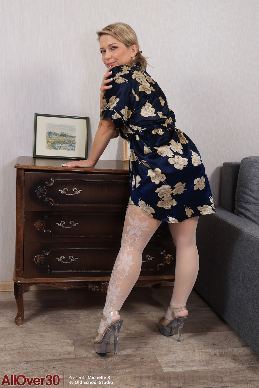 Milf Michelle R Flaunts Big Ass And Shaved Pussy In Steamy Striptease