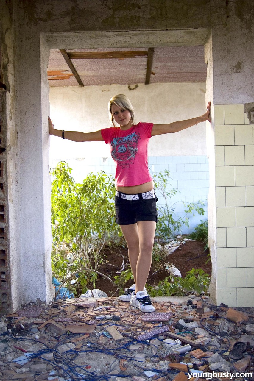 金发少女艾米E舔蛋吸大鸡巴时的第一人称视角颜射