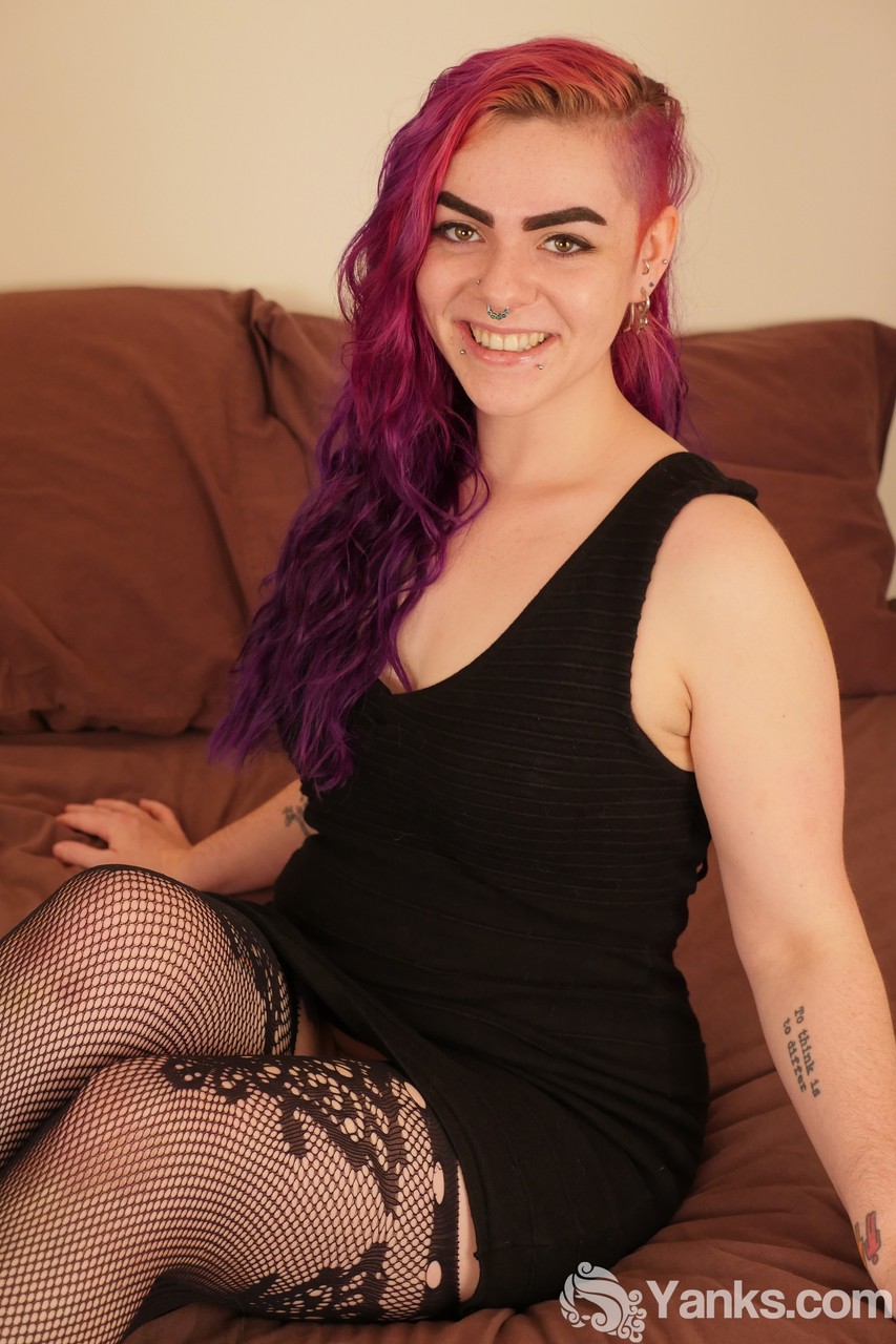 ハーレークイーン・ベイビーカラフルな髪でセクシーなフィッシュネットの中でオナニー