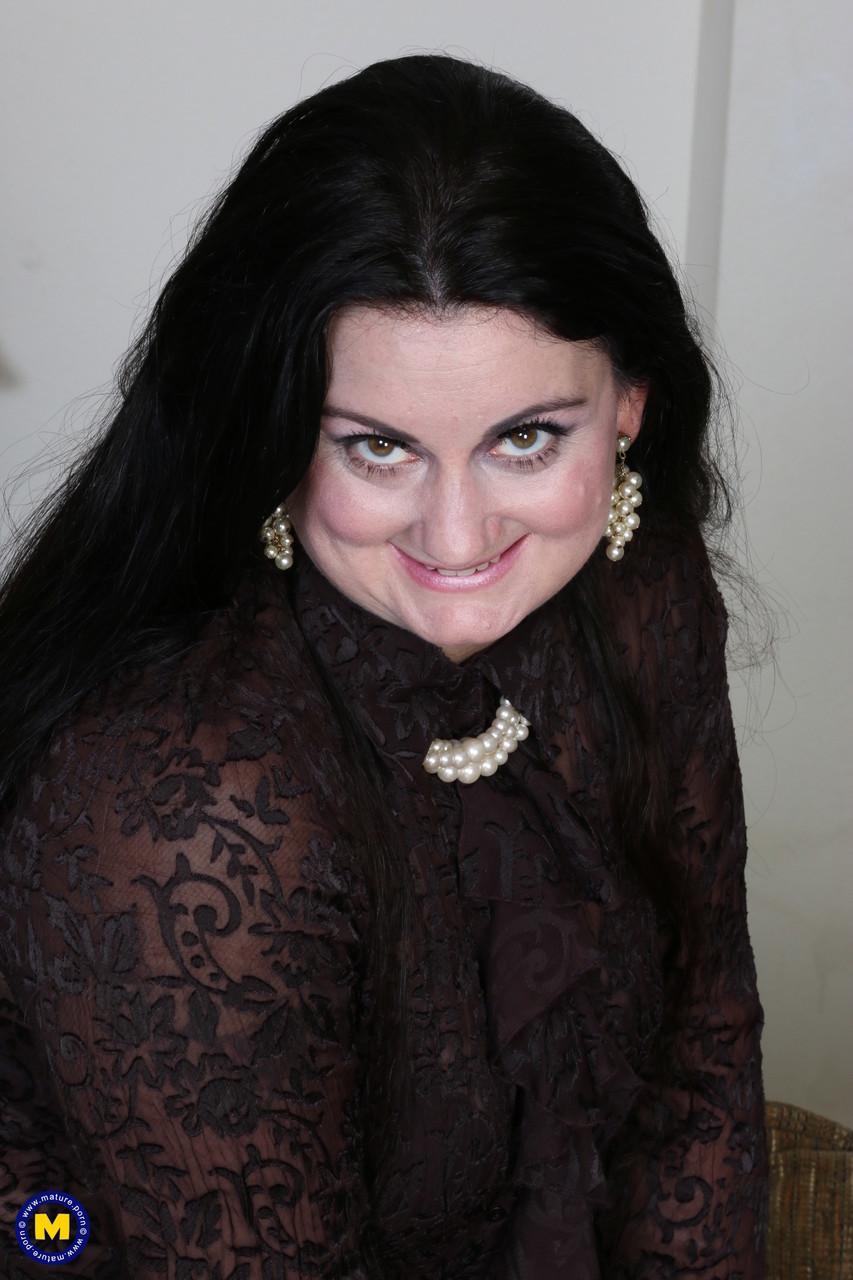 La Maison Chubby Susan Dévoile Sa Chatte Taillée Dans Un Sexy Striptease