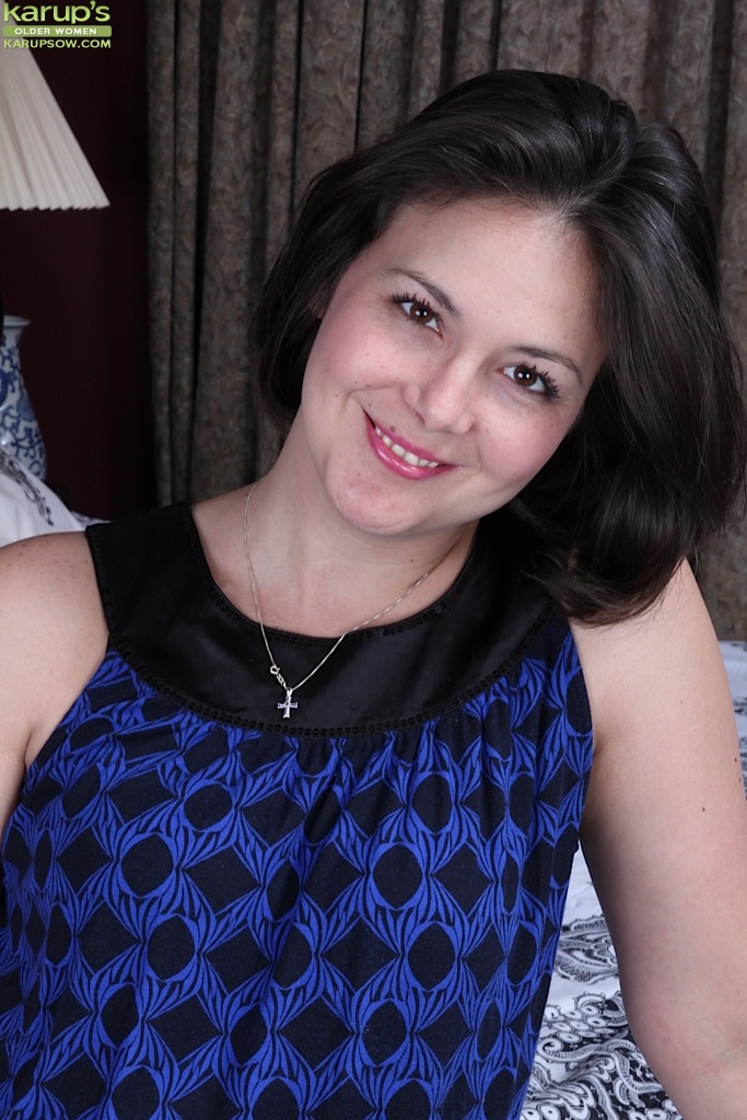 पकी पेनी प्राइट बिस्तर पर सेक्स खिलौने से फैली योनि को मैथुन करती है