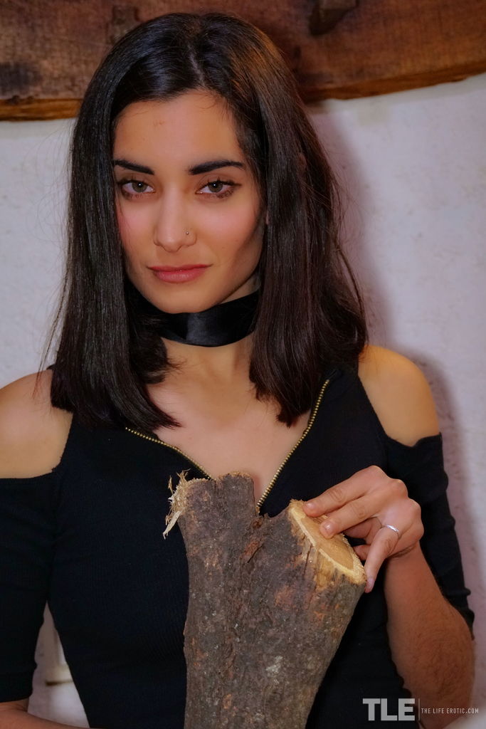 सेक्सी Solange अपनी बालों वाली योनि पर फायरप्लेस पोकर का उपयोग करती है