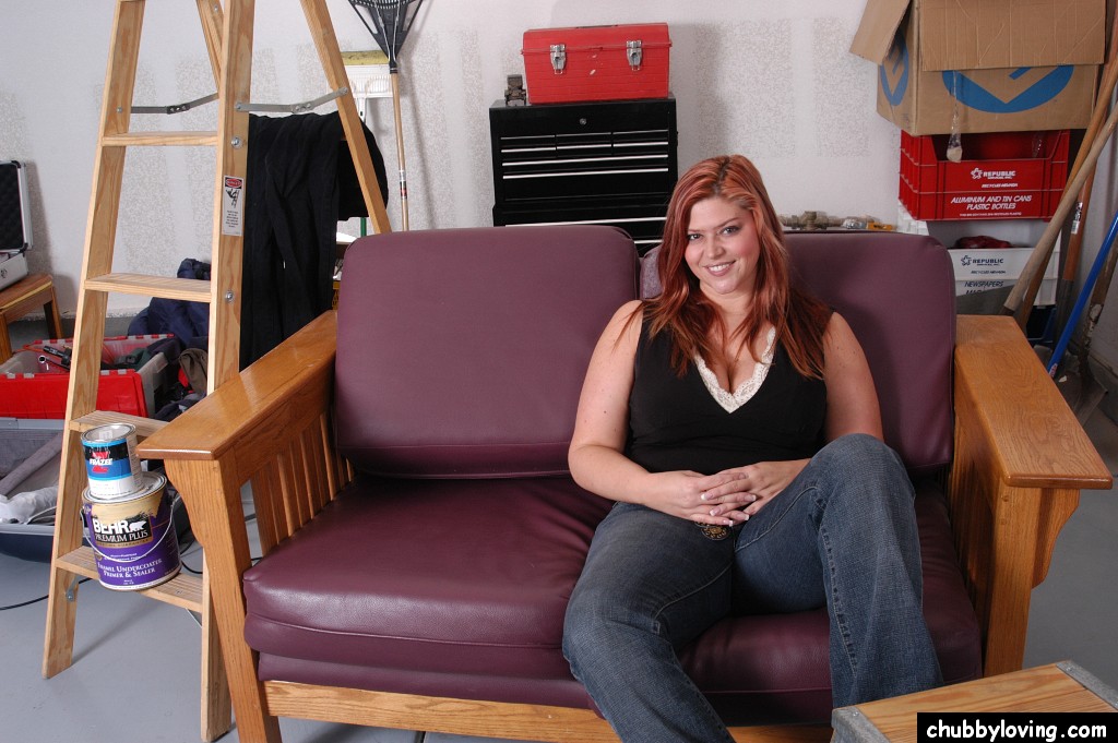 सेक्सी बेब ईडन विशाल तरबूजों को सहलाती है और अपने निपल्स चाटती है