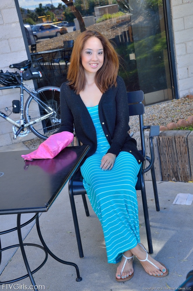 Pelirroja Enseña Tetas Pequeñas En Público Y Se Arrodilla Desnuda En La Acera