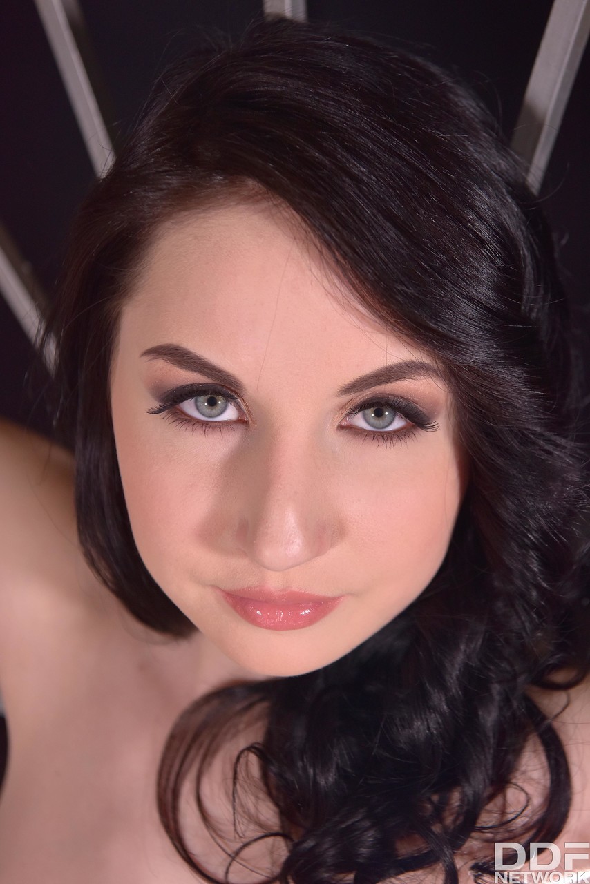 黒髪のKhia Kaltavaが手錠をかけられてギャップアナル3Pでケツを犯される