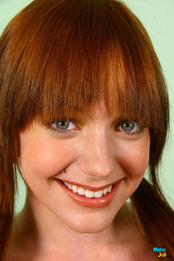 Худая Рыжая Бью Мари Смазывает Пенис После Полного Обнажения