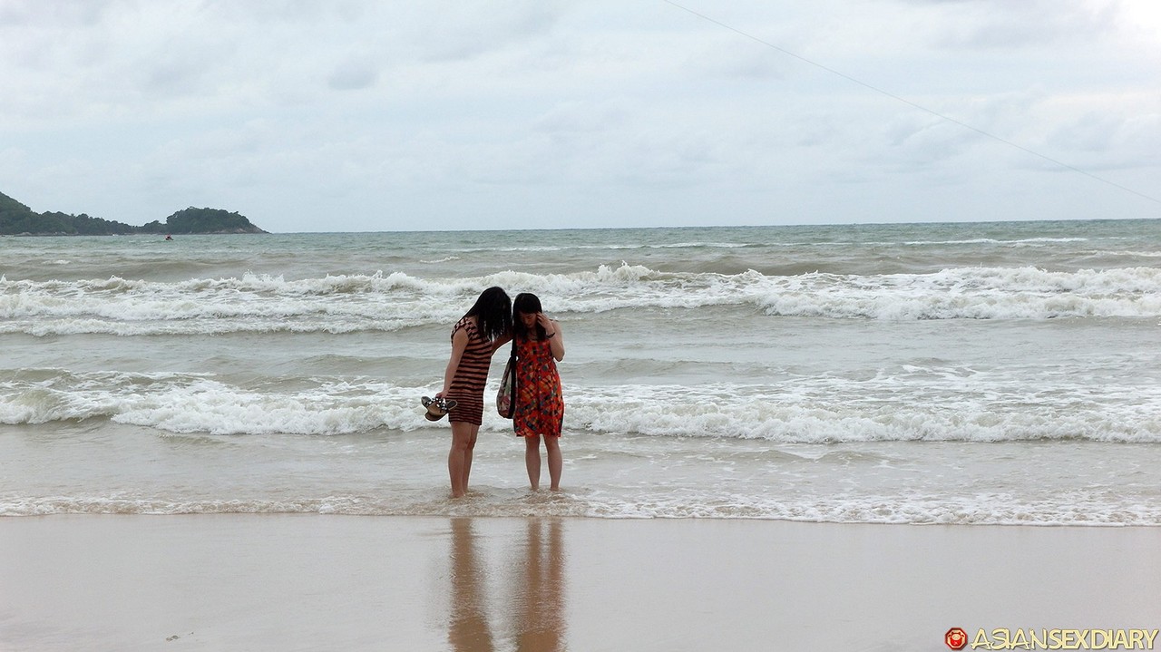 アジア人素人ナチがタイトなワンピースを脱いで知らない男とセックスする