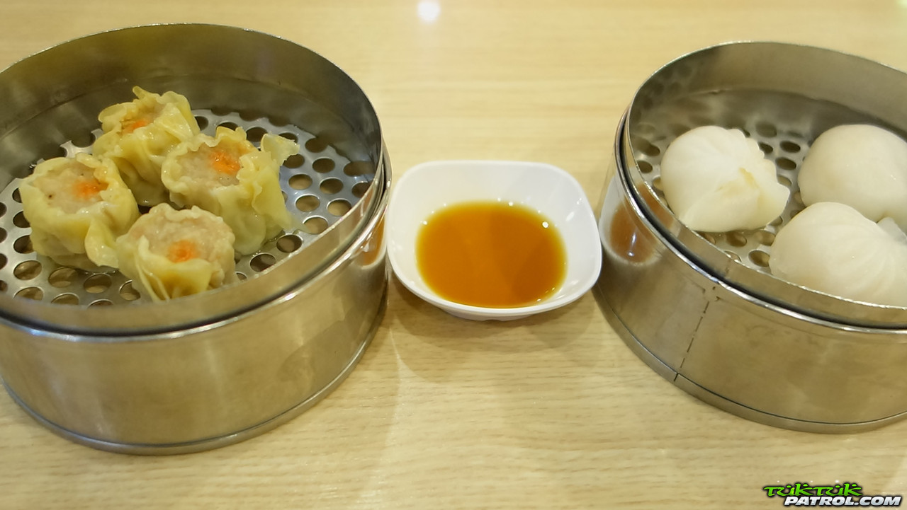 アジアのミッキーはジーンズを脱いでからチンコのために足を開く