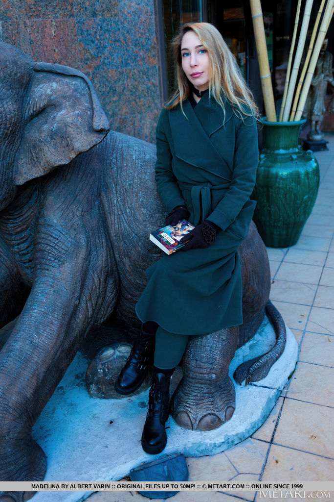 लाल बालों वाली किशोरी मैडेलीना अपने बिस्तर के ऊपर नग्न