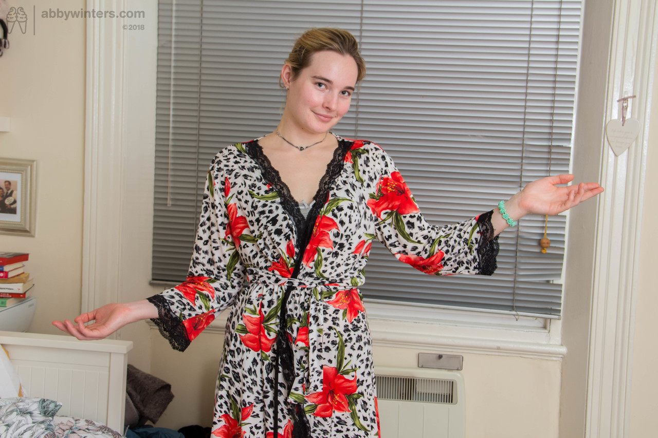 Adolescente Australiana Inocente Se Satisfaz Com Vários Objetos