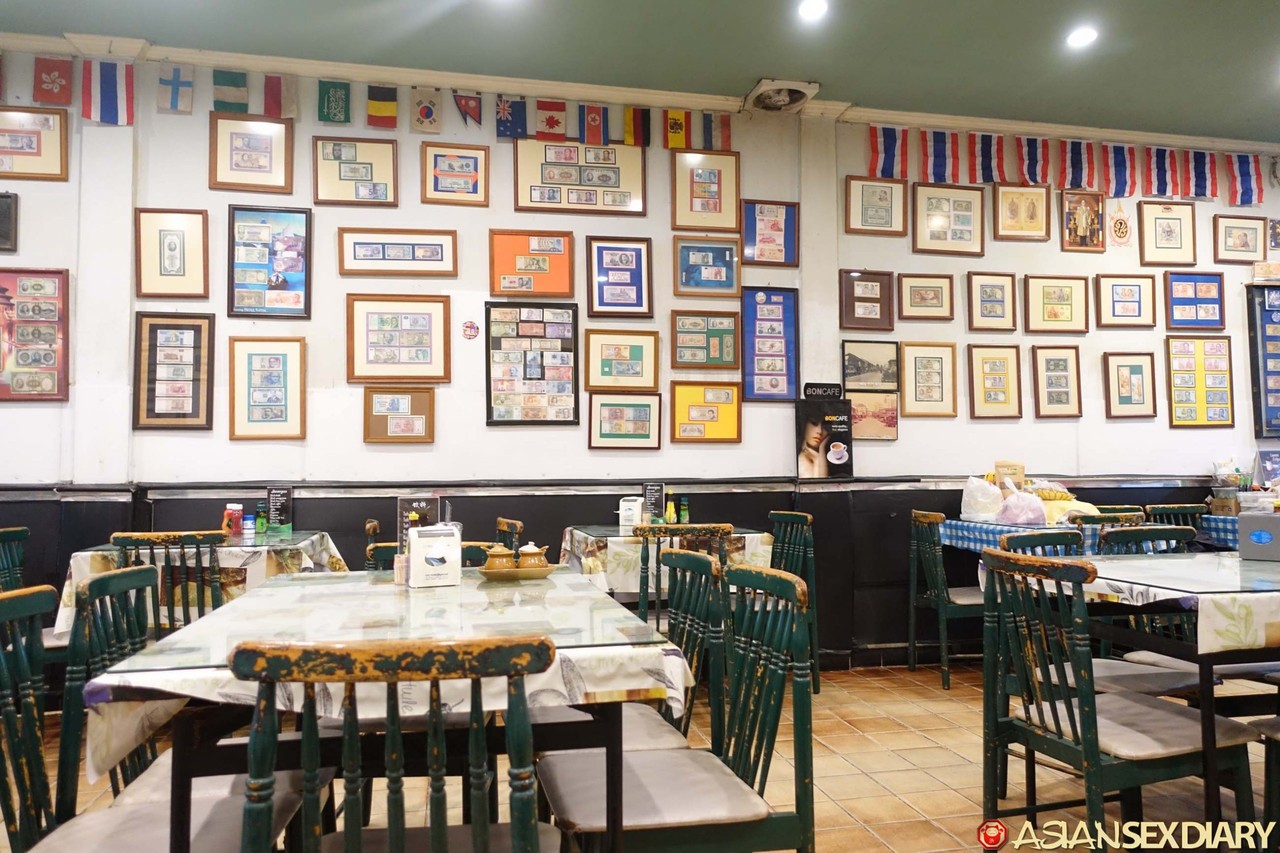 丰满的亚洲熟女洗大胸和屁股然后穿情趣内衣摆姿势